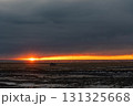 南アイスランドの冬景色 雪道と夕暮れの美しい風景 131325668