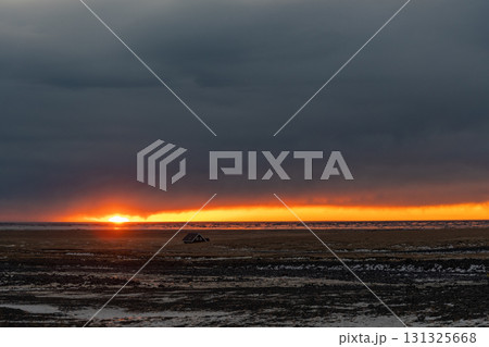 南アイスランドの冬景色 雪道と夕暮れの美しい風景 南アイスランドの冬景色 雪道と夕暮れの美しい風景 131325668