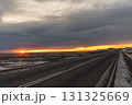 南アイスランドの冬景色 雪道と夕暮れの美しい風景 131325669