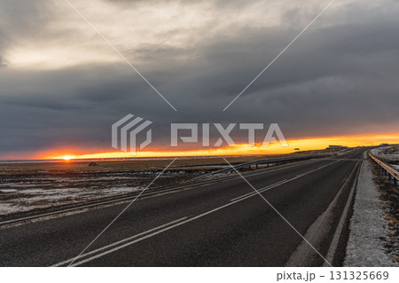 南アイスランドの冬景色 雪道と夕暮れの美しい風景 南アイスランドの冬景色 雪道と夕暮れの美しい風景 131325669