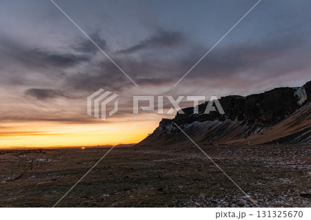 南アイスランドの冬景色 雪道と夕暮れの美しい風景 131325670