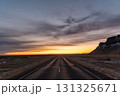 南アイスランドの冬景色 雪道と夕暮れの美しい風景 131325671