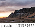 南アイスランドの冬景色 雪道と夕暮れの美しい風景 131325672