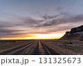南アイスランドの冬景色 雪道と夕暮れの美しい風景 131325673