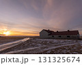 南アイスランドの冬景色 雪道と夕暮れの美しい風景 131325674
