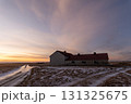 南アイスランドの冬景色 雪道と夕暮れの美しい風景 131325675