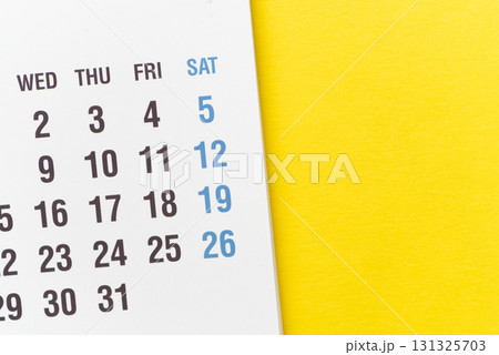 黄色背景に卓上カレンダー 131325703