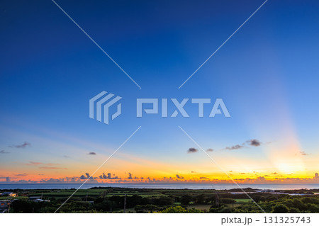 来間島の夕焼けと海景色 131325743