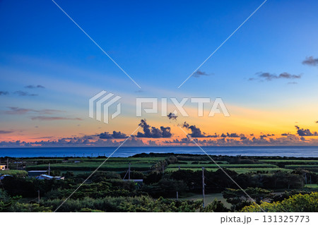 来間島の夕焼けと海景色 131325773