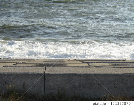 検見川浜護岸から撮った海の白波 検見川浜護岸から撮った海の白波 131325879