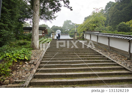 海の京都 山王宮日吉神社しずけさに包まれる参拝者1 海の京都 山王宮日吉神社しずけさに包まれる参拝者1 131326219