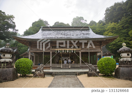 海の京都　さんのうさん静寂に包まれる境内と拝殿4 131326668