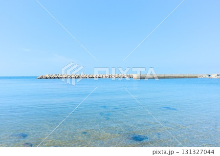 藤江海岸と防波堤に囲まれた穏やかな青い海 131327044