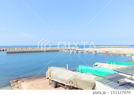 藤江海岸の港と防波堤に囲まれた青い海 131327070