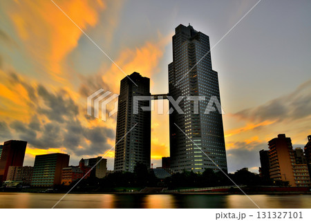 オレンジ色に染まる夕刻の聖路加ガーデン　長秒撮影 131327101