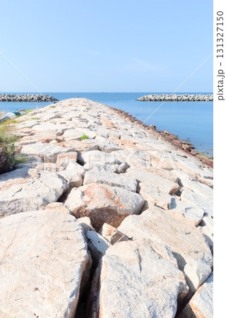 藤江海岸の石積み防波堤と青い海 藤江海岸の石積み防波堤と青い海 131327150