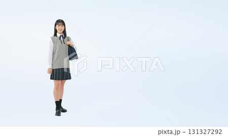 制服を着た女子学生の切り抜き全身写真 制服を着た女子学生の切り抜き全身写真 131327292