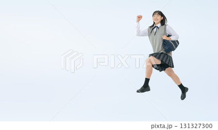 ジャンプする制服を着た女子学生の切り抜き全身写真 131327300