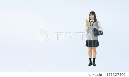 スマホを見る制服を着た女子学生の切り抜き全身写真 131327301