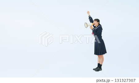 拡声器で叫ぶセーラー服を着た女子学生の切り抜き全身写真 131327307
