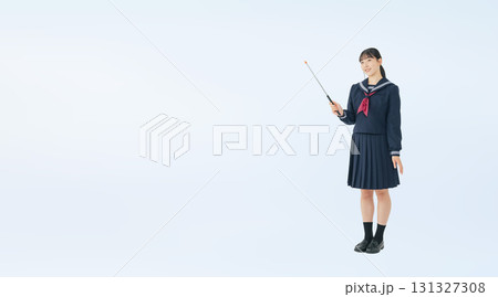 指示棒を持って説明するセーラー服を着た女子学生の切り抜き全身写真 131327308