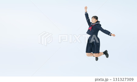 ジャンプするセーラー服を着た女子学生の切り抜き全身写真 ジャンプするセーラー服を着た女子学生の切り抜き全身写真 131327309