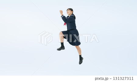ジャンプするセーラー服を着た女子学生の切り抜き全身写真 131327311