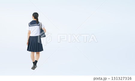 歩くセーラー服を着た女子学生の後ろ姿の切り抜き全身写真 歩くセーラー服を着た女子学生の後ろ姿の切り抜き全身写真 131327316