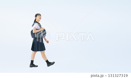 歩くセーラー服を着た女子学生の切り抜き全身写真 131327319