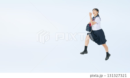 ジャンプするセーラー服を着た女子学生の切り抜き全身写真 ジャンプするセーラー服を着た女子学生の切り抜き全身写真 131327321