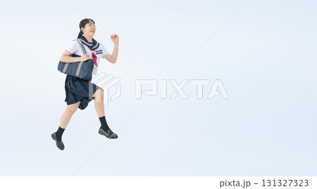 ジャンプするセーラー服を着た女子学生の切り抜き全身写真 131327323