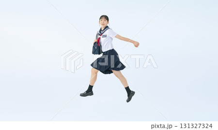 ジャンプするセーラー服を着た女子学生の切り抜き全身写真 131327324