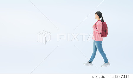 リュックを背負って歩く10代女性の切り抜き全身写真 131327336