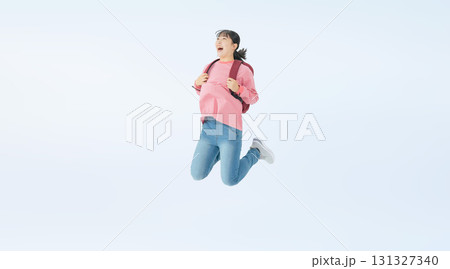 リュックを背負ってジャンプする10代女性の切り抜き全身写真 リュックを背負ってジャンプする10代女性の切り抜き全身写真 131327340