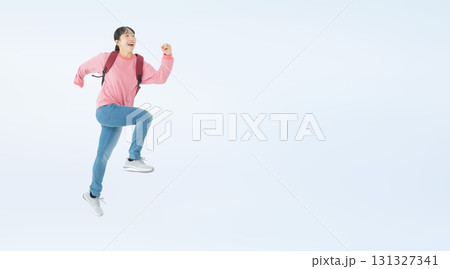 リュックを背負ってジャンプする10代女性の切り抜き全身写真 131327341