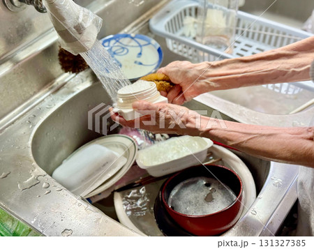皿洗いをする高齢女性の手元 皿洗いをする高齢女性の手元 131327385