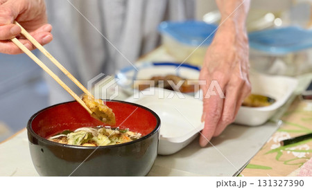 食事の準備をする高齢女性の手元 131327390