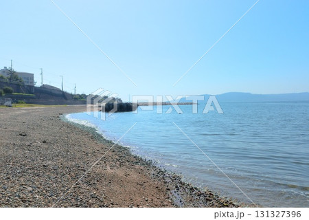 藤江海岸の穏やかな波打ち際と遠景の島々 藤江海岸の穏やかな波打ち際と遠景の島々 131327396
