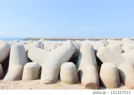 藤江海岸の海に並ぶテトラポッドと防波堤 131327523