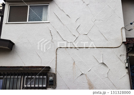 劣化した住宅の外壁塗装 131328000