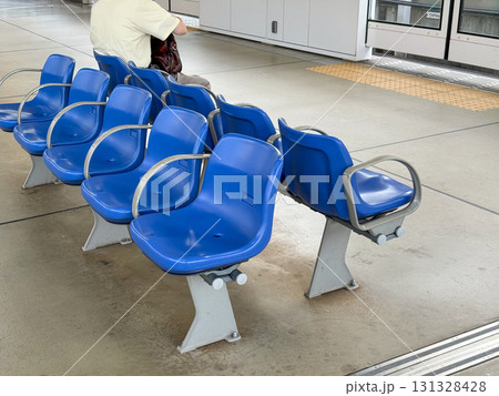 駅のプラットフォームの椅子 駅のプラットフォームの椅子 131328428