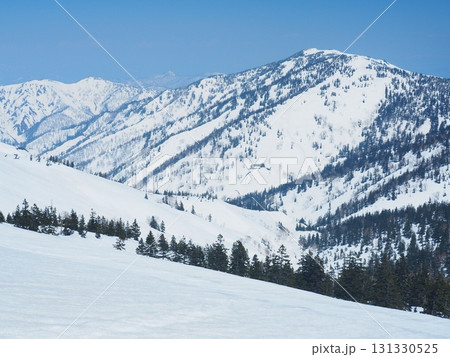 冬の会津駒ケ岳から望む三ッ岩岳 131330525