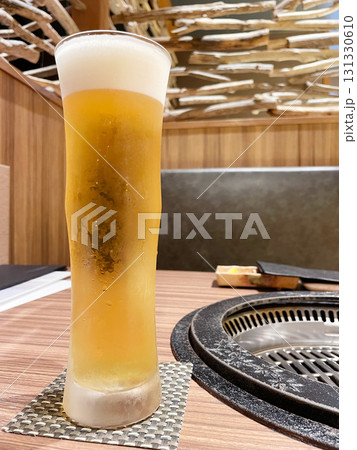 グラスに注いだ生ビール クリーミーな泡立ち グラスに注いだ生ビール クリーミーな泡立ち 131330610
