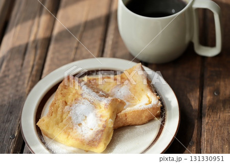 食パンを使ったフワとろフレンチトーストとブラックコーヒー 131330951