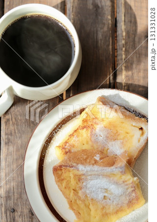 食パンを使ったフワとろフレンチトーストとブラックコーヒー 食パンを使ったフワとろフレンチトーストとブラックコーヒー 131331028