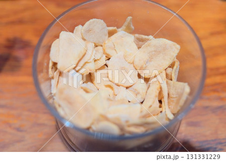 カップに盛られたガーリックチップ カップに盛られたガーリックチップ 131331229