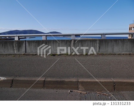 車からみた海が見える風景 131331233