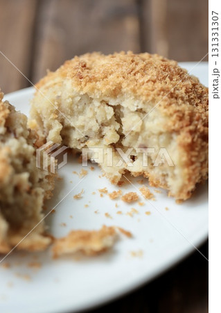 半分に割った北海道産じゃがいものほくほくコロッケ 131331307