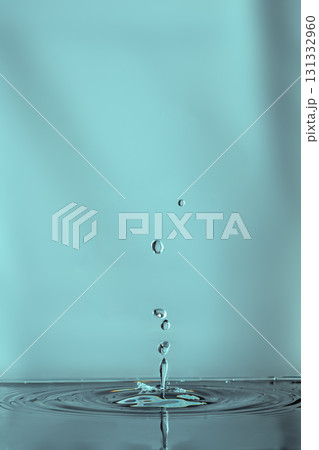 206.Droplet Impact with Column and Teal Ripple Surface 131332960