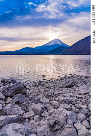 【山梨県】本栖湖・湖畔から眺める富士山　日の出 131332994